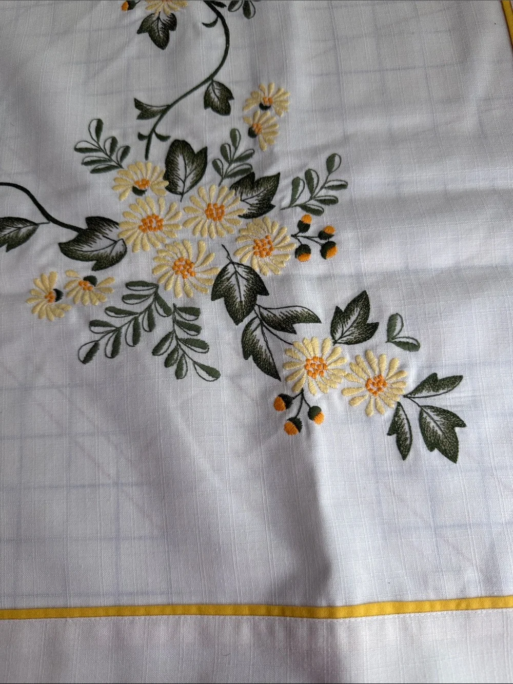 Embroidered Daisy Tablecloth 33” Square Linen Look Yellow Green Floral